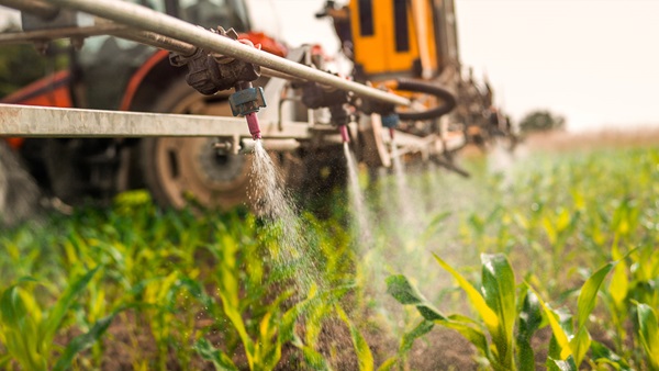 traktor sproeien pesticiden